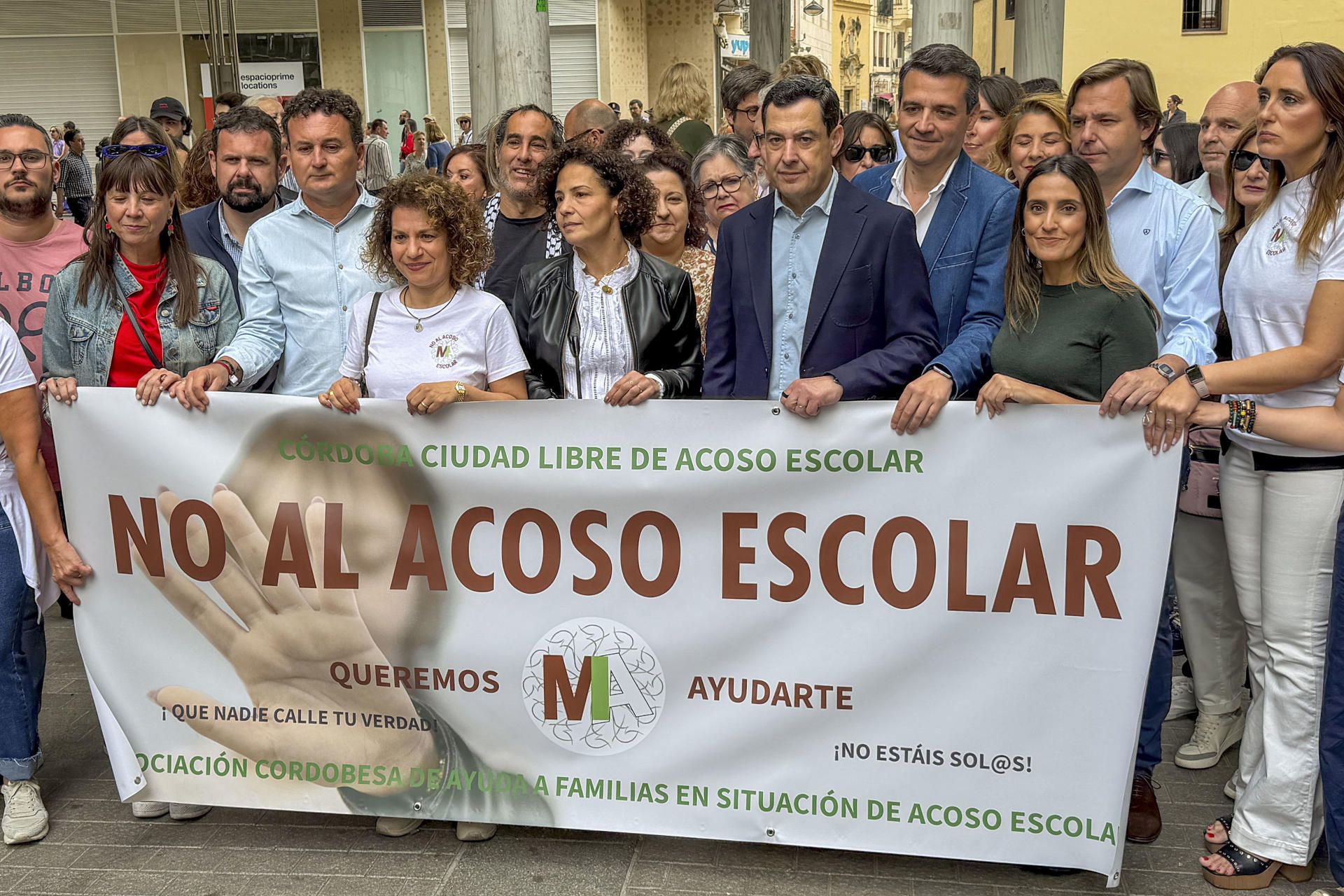 La madre de Sandra Peña clama contra el acoso, con el apoyo de Juanma Moreno: 
