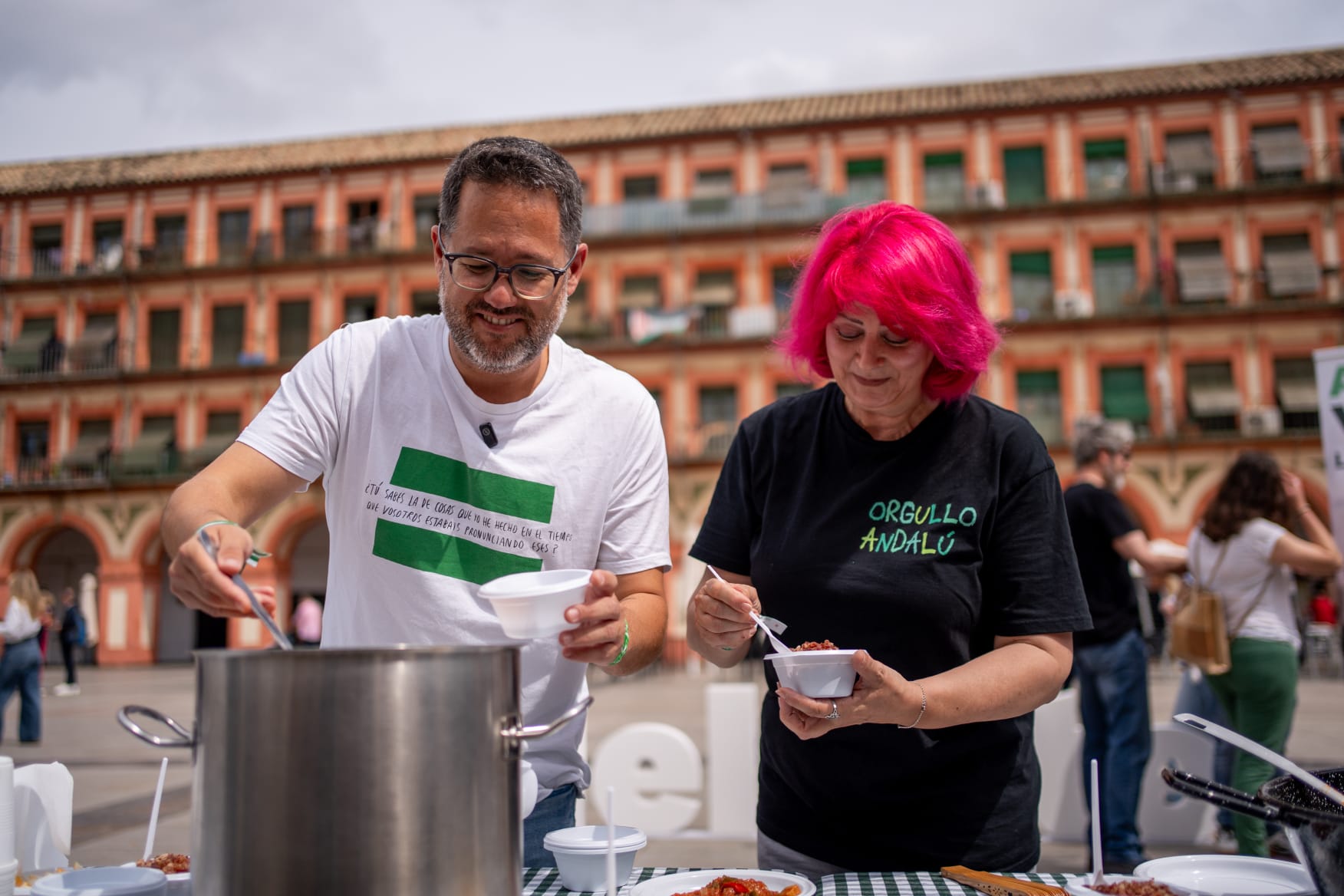 Adelante sirve pisto y salmorejo a pie de calle para denunciar que multinacionales gestionan el 72% de los comedores escolares