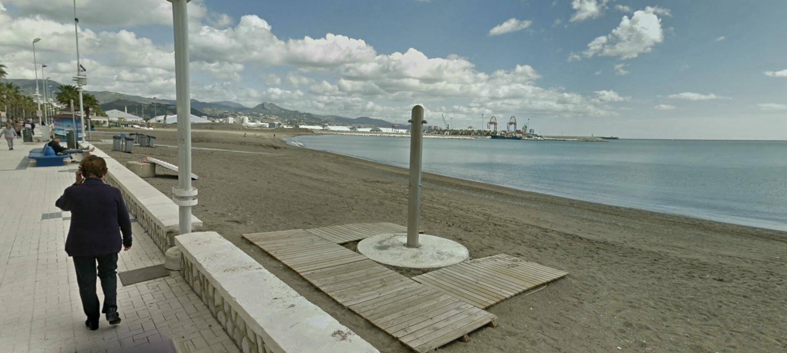 Hallan un cadáver en una playa de Málaga en la que buscaba a un desaparecido desde hace tres días