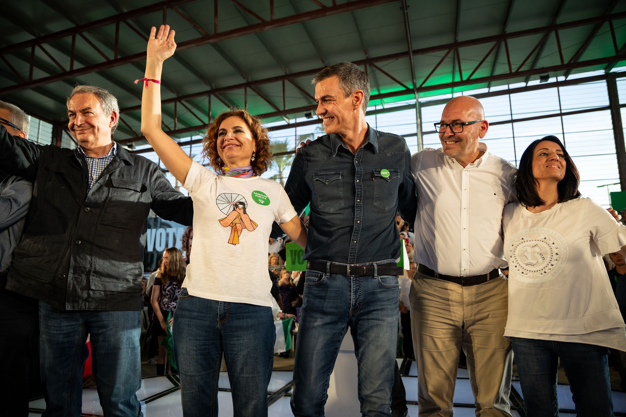 Sánchez y Zapatero aúpan a Montero en un mitin multitudinario: 