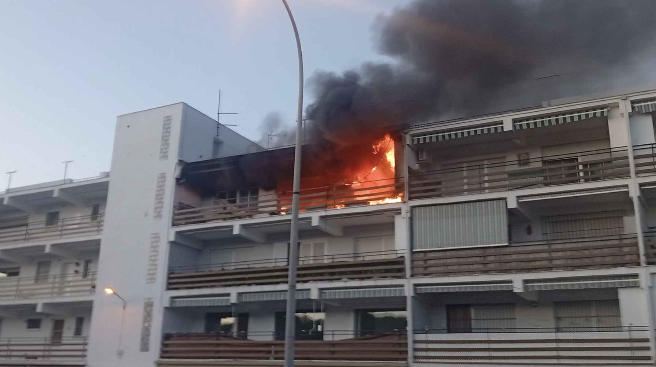Muere una persona en un incendio en un edificio junto a la Feria de Rota: los vecinos serán realojados por el Ayuntamiento