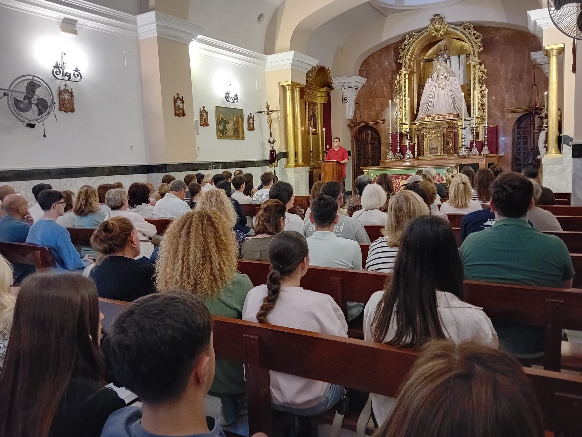 Cientos de personas se reúnen para rezar por la vida del estudiante sevillano atropellado en Lyon