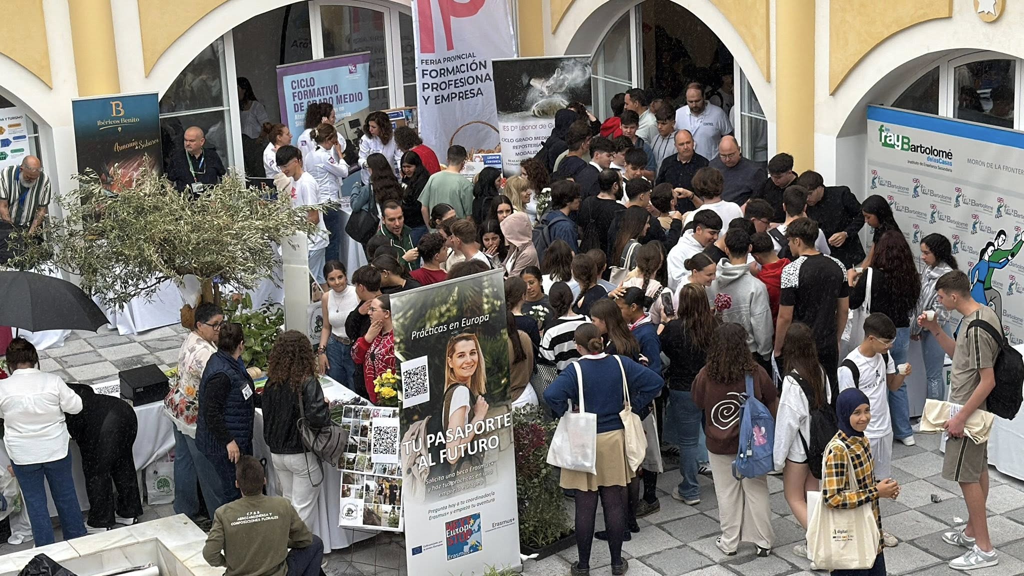Más de mil estudiantes de Sevilla exploran una feria de FP con 'hackathon' y un coche restaurado por alumnos