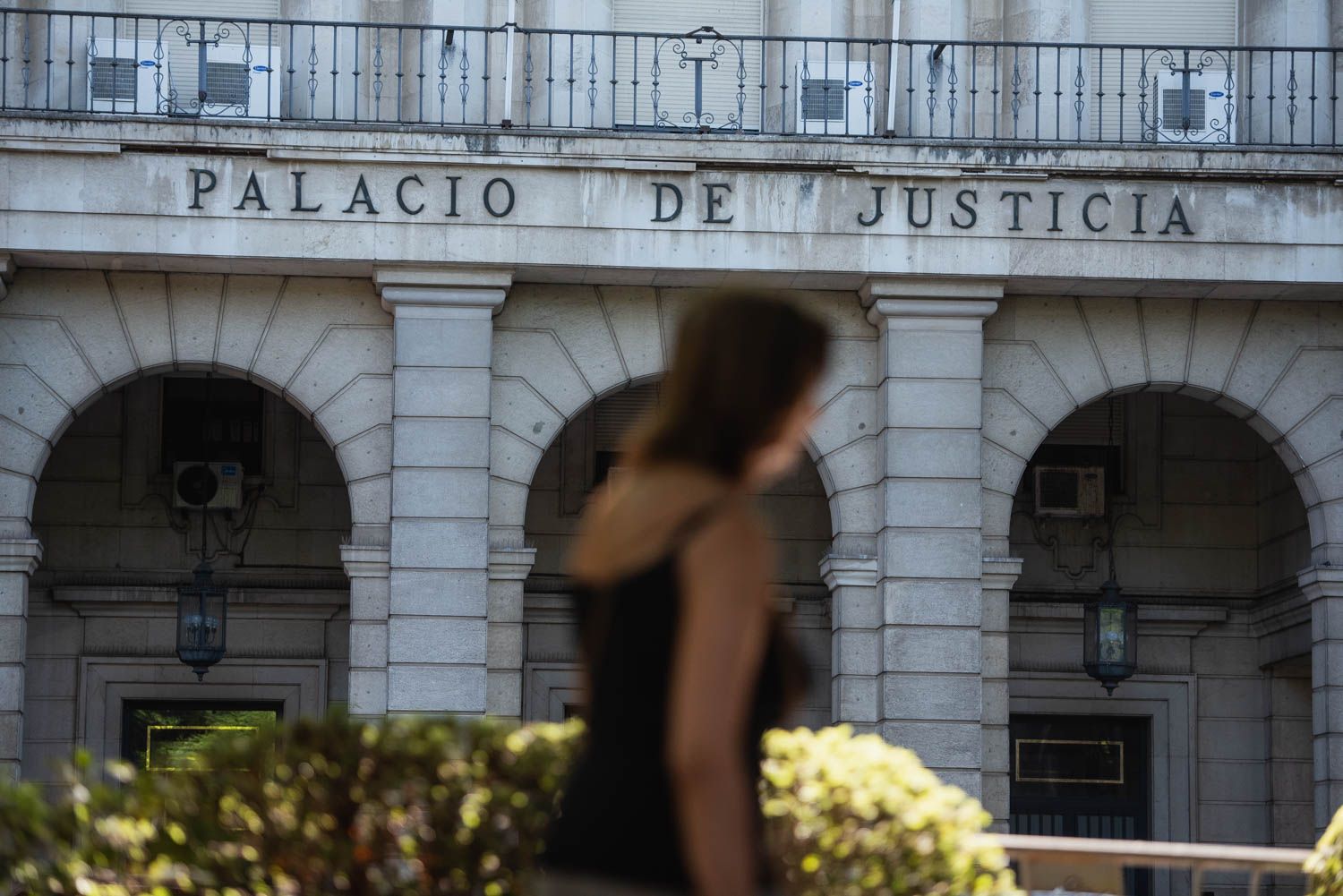 Llama 200 veces a su exmujer en tres meses y acude a su lugar de trabajo en Sevilla pero queda absuelto por acoso porque "no alteró su vida"