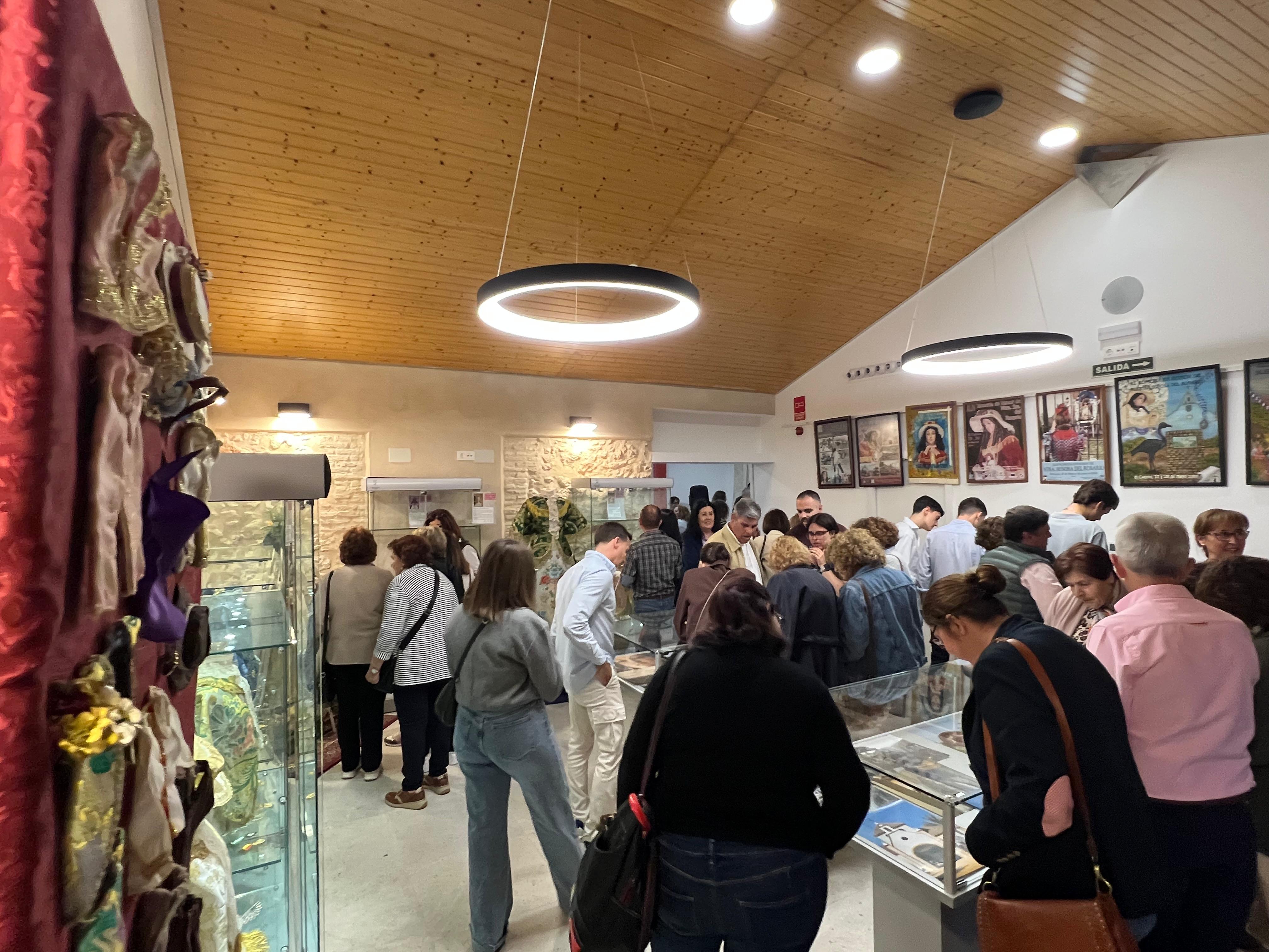 El Cuervo expone los trajes de la Virgen del Rosario, protagonista de una romería declarada Fiesta de Interés Turístico de Andalucía