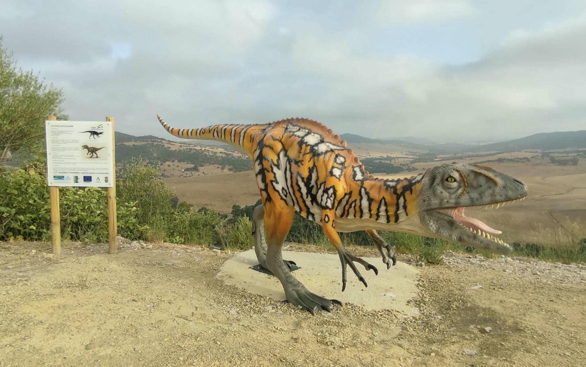 El 'Jurassic Park' gaditano con vistas panorámicas donde caminar entre tiranosaurios y velociraptores