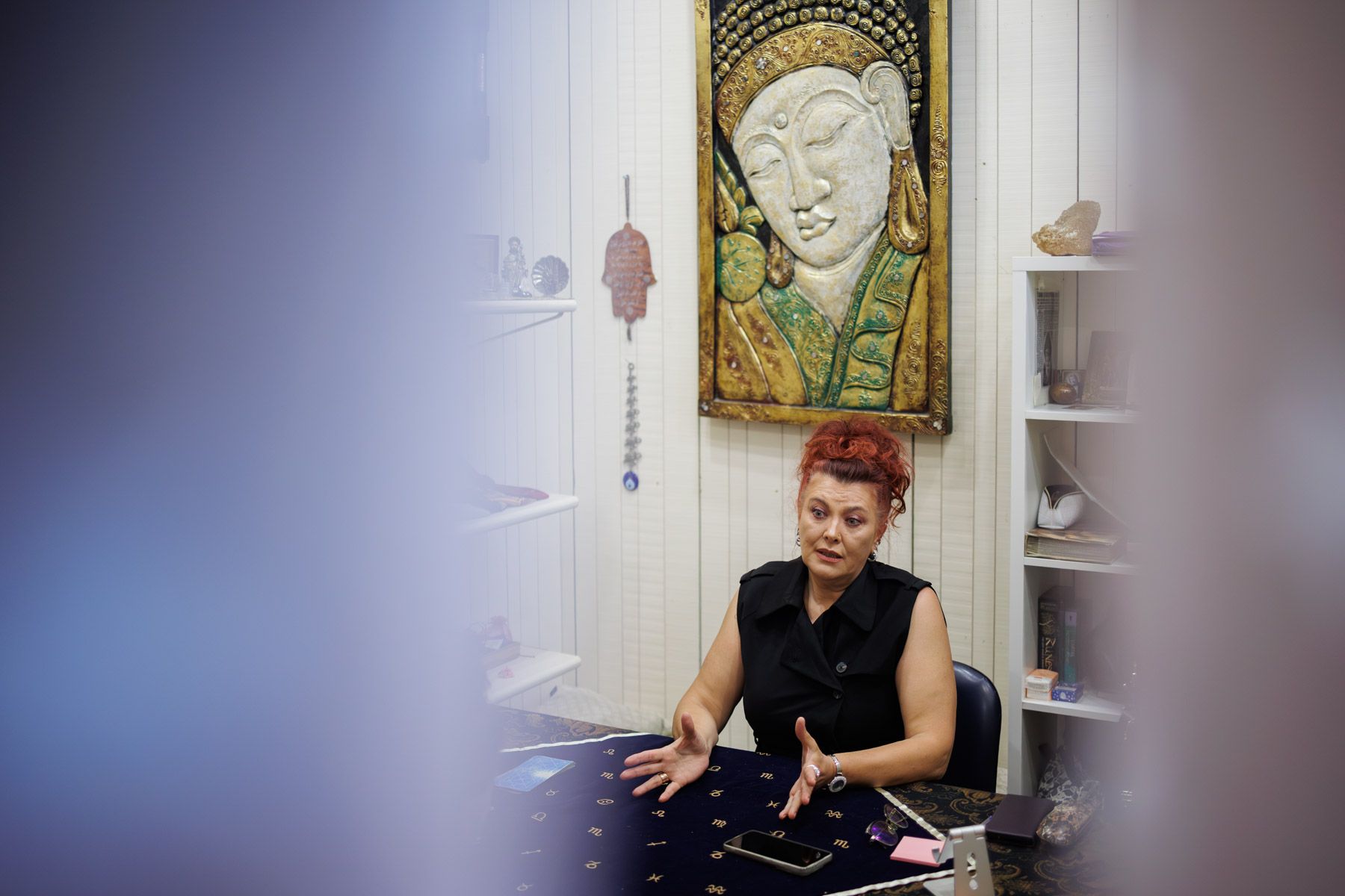 La ucraniana Tati prueba Suerte en Los Cisnes: tarot, numerología y amuletos en Jerez