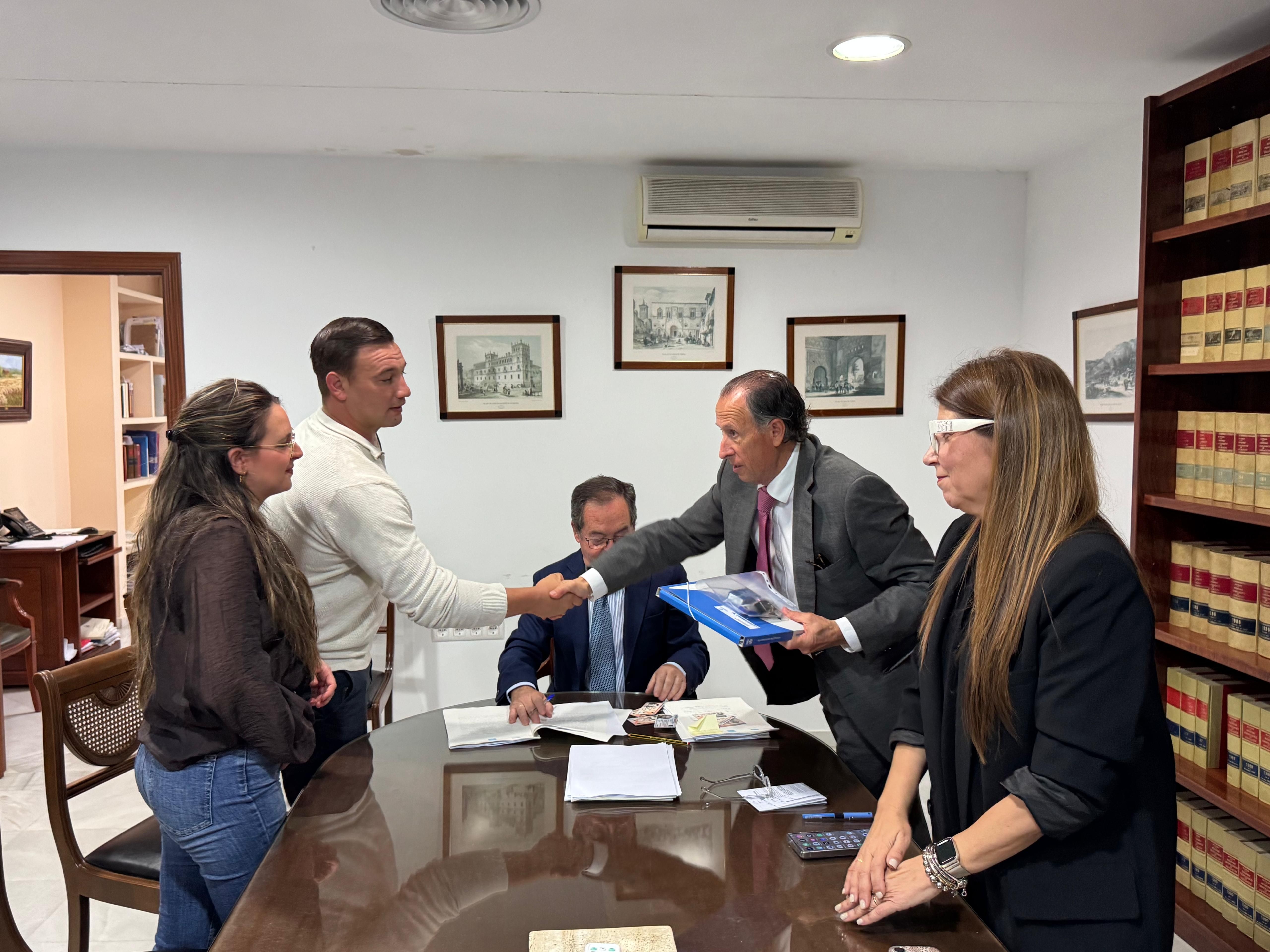 Ocho familias reciben las llaves de sus nuevas casas de una promoción pública en Chiclana