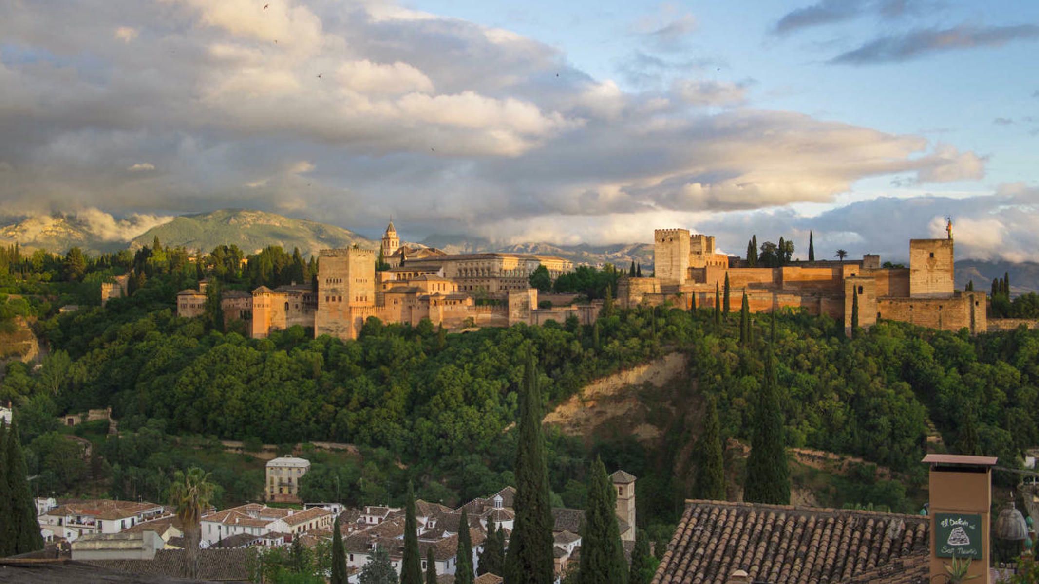 Una mujer apuñala a una turista en Granada mientras hacía fotos a la Alhambra
