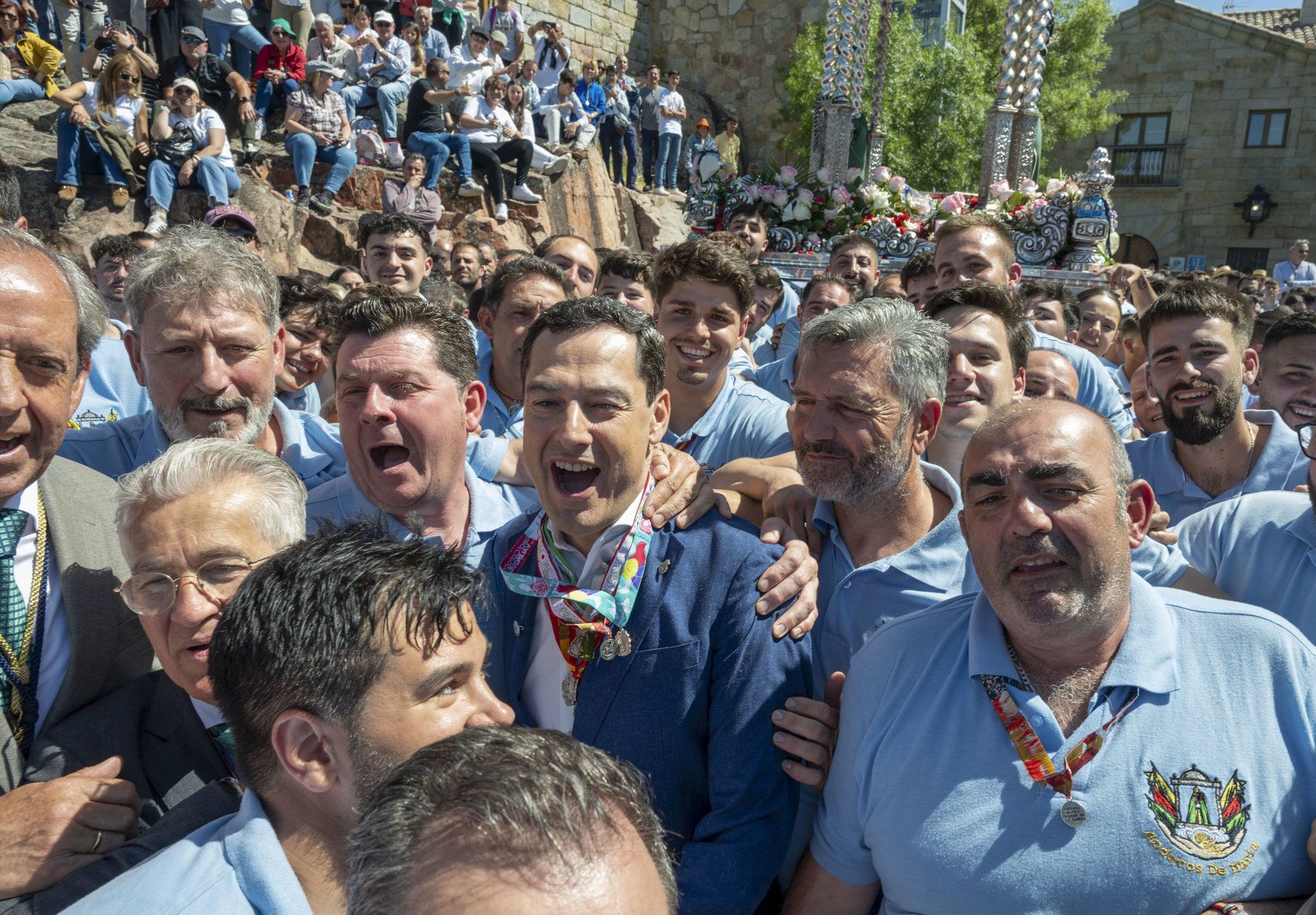 Vídeo | Juanma Moreno porta en la romería a la Virgen de la Cabeza: 