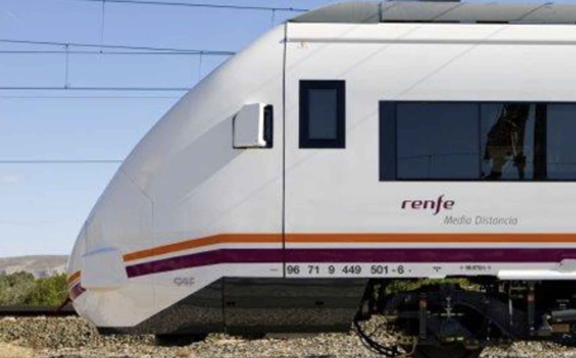 Las llamas de un incendio en Almonte obligan a suspender la conexión ferroviaria entre Huelva y Sevilla
