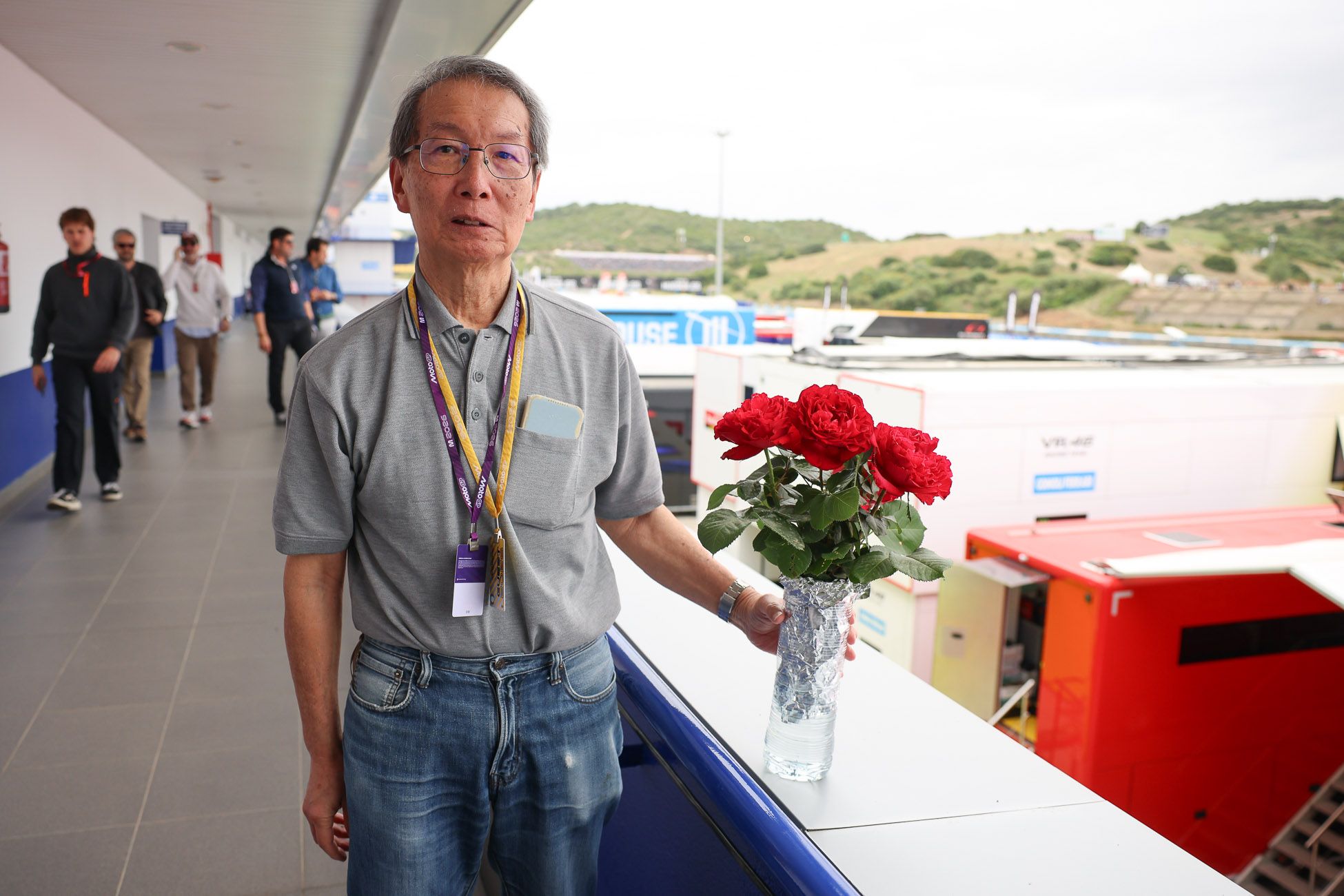 El viaje eterno de Makoto Hirano a Jerez: flores, un ritual y cuatro décadas de fidelidad al Gran Premio