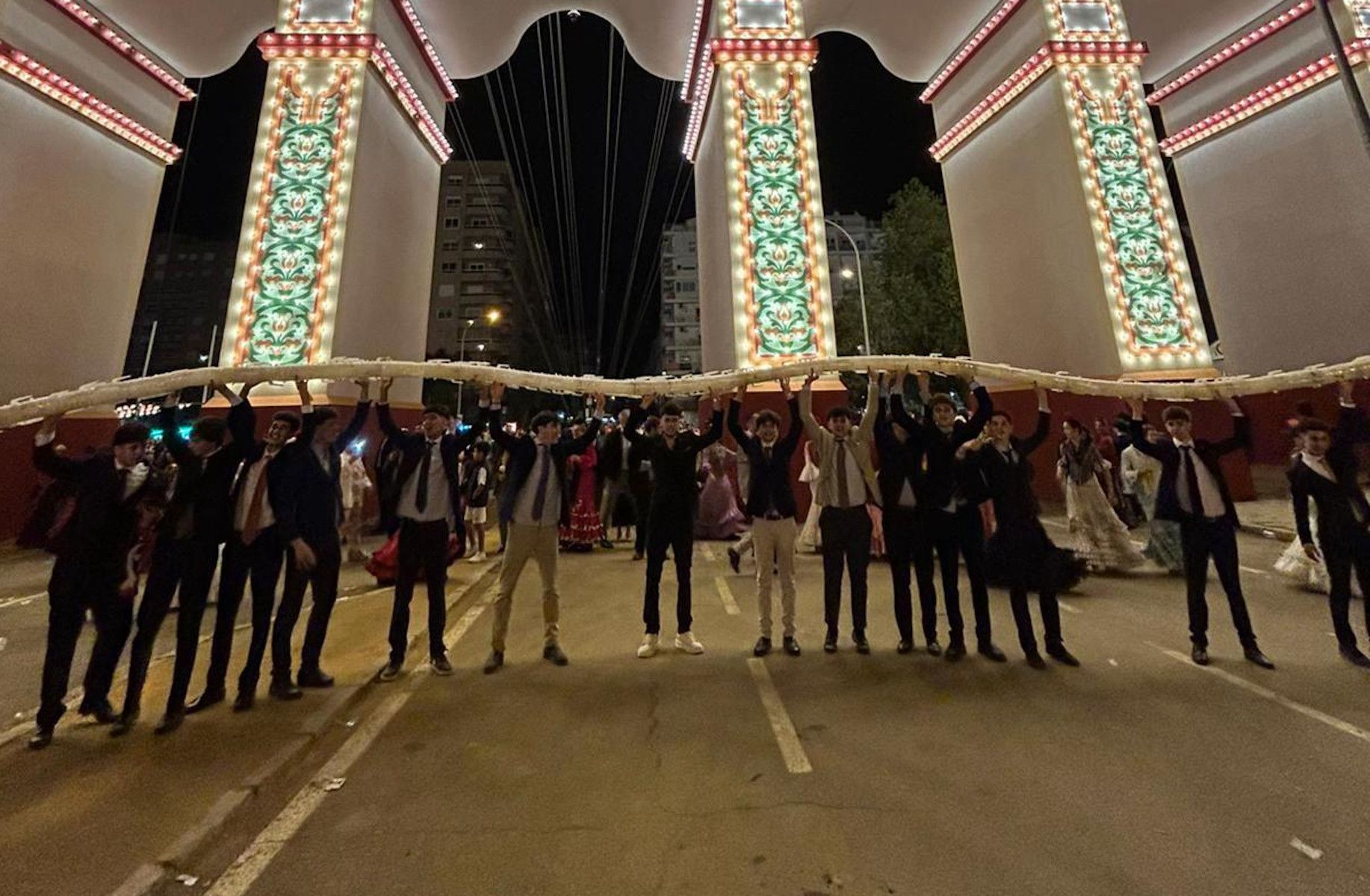 La Feria de Sevilla no tiene límites: una 'serpiente' de jarras de rebujito en el Real