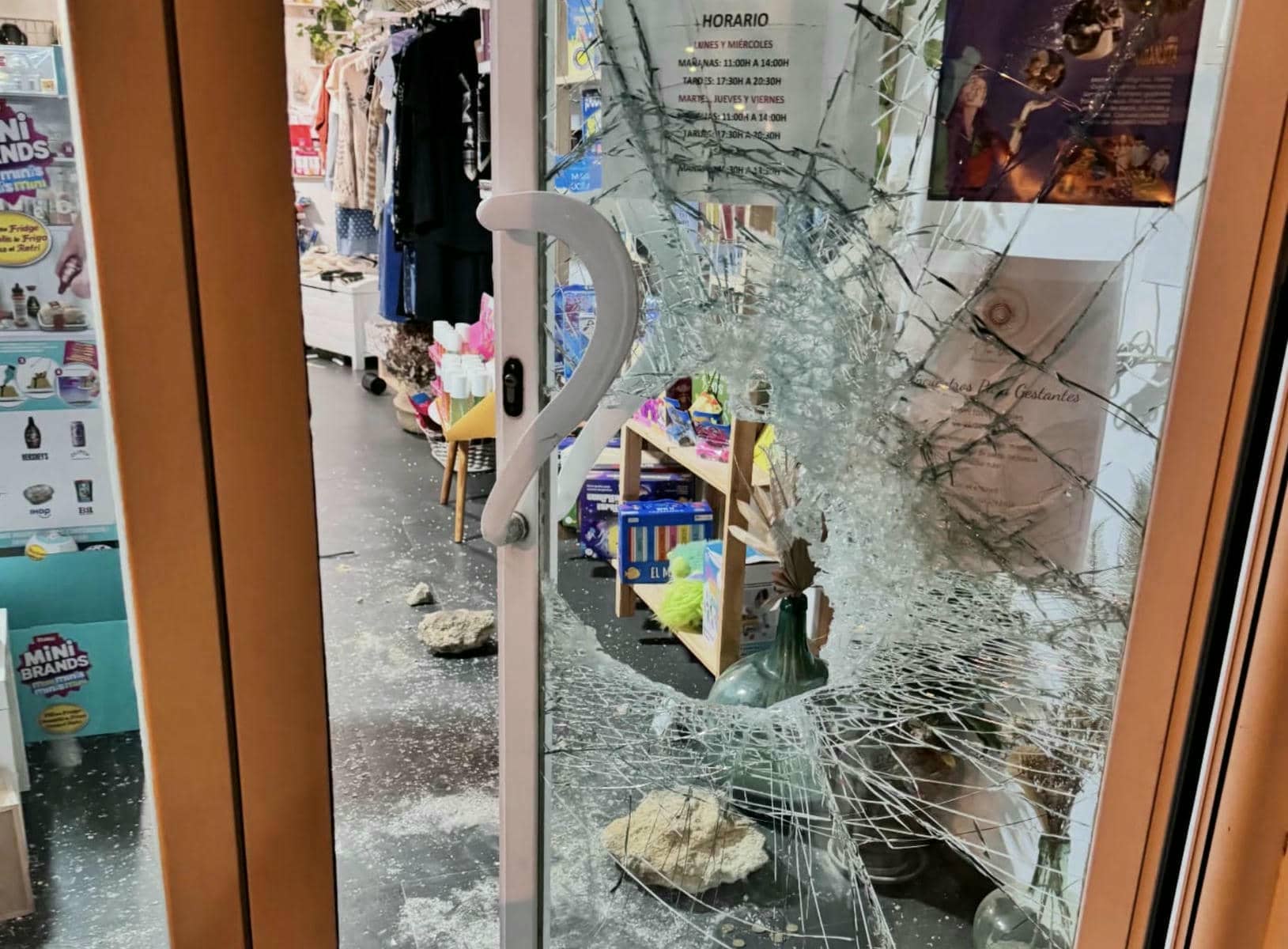 Una tienda de ropa en Vejer amanece destrozada y llena de cristales: 
