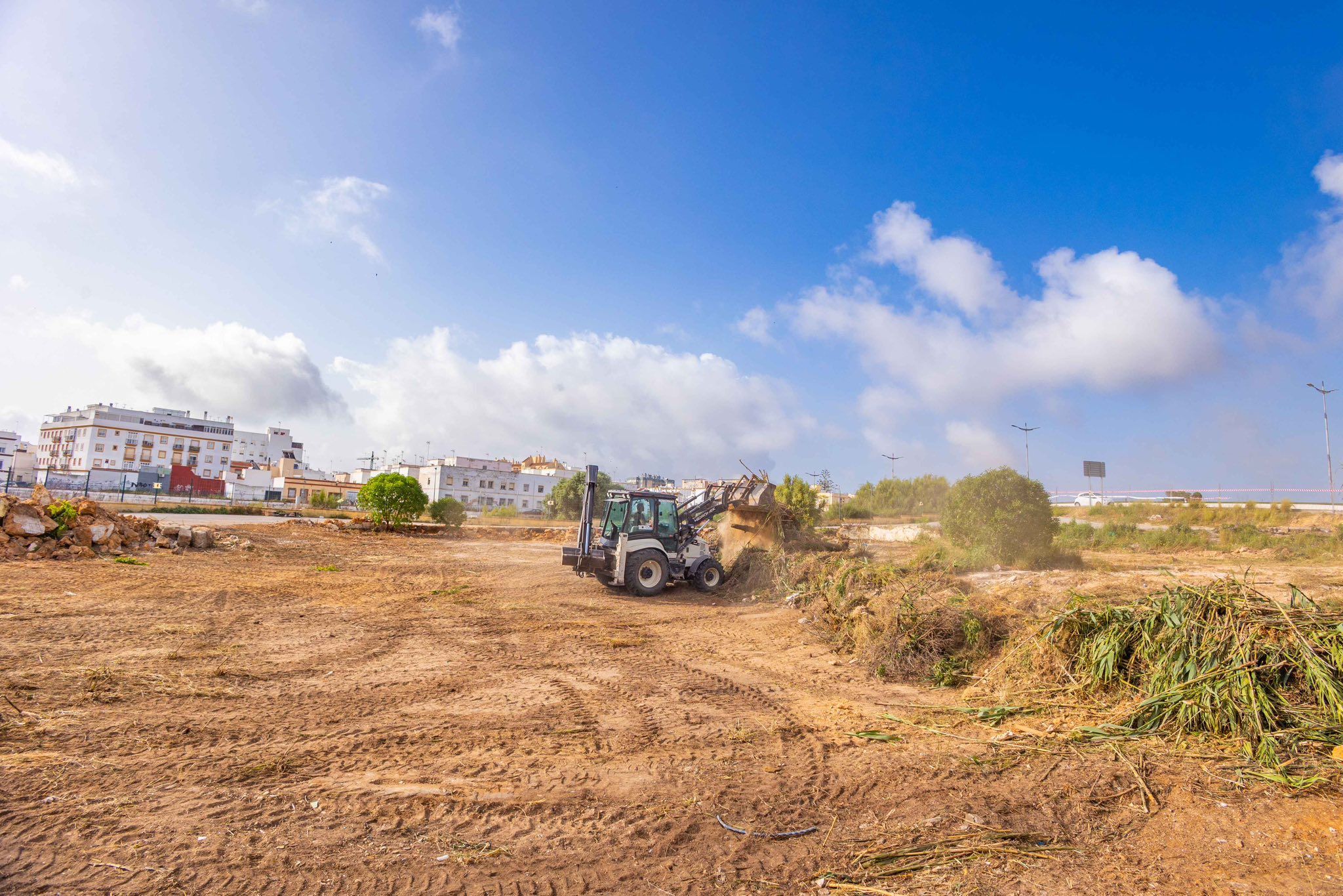 San Fernando transforma un terreno abandonado durante años en un nuevo 'pulmón verde' con merenderos