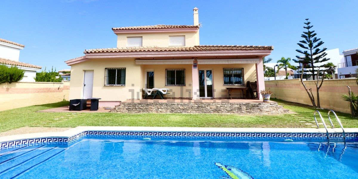 Lucas, de Andy y Lucas, baja el precio de su chalet en Roche tras meses en el mercado sin poder venderlo