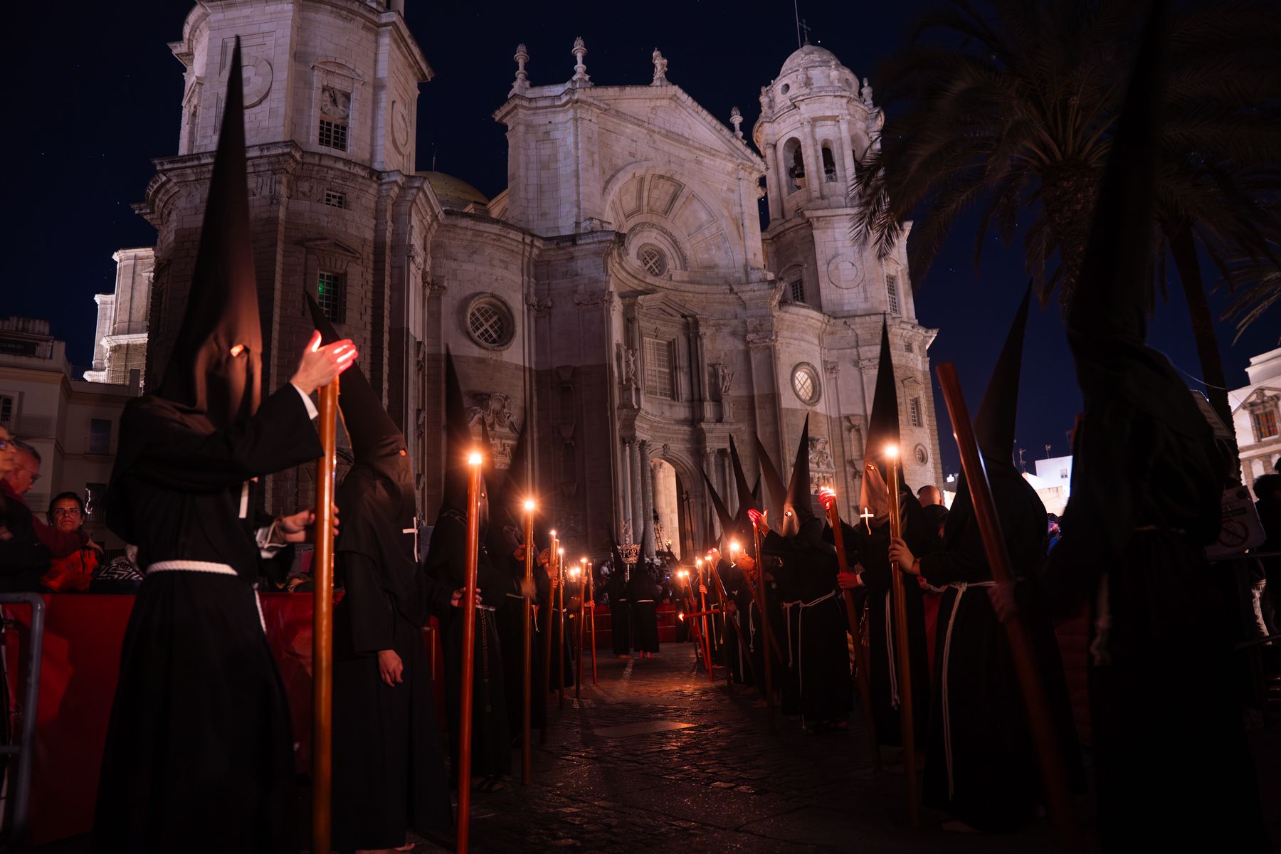 Viernes Santo en Cádiz: solemnidad entre Expiración, 7 Palabras, Descendimiento y Buena Muerte