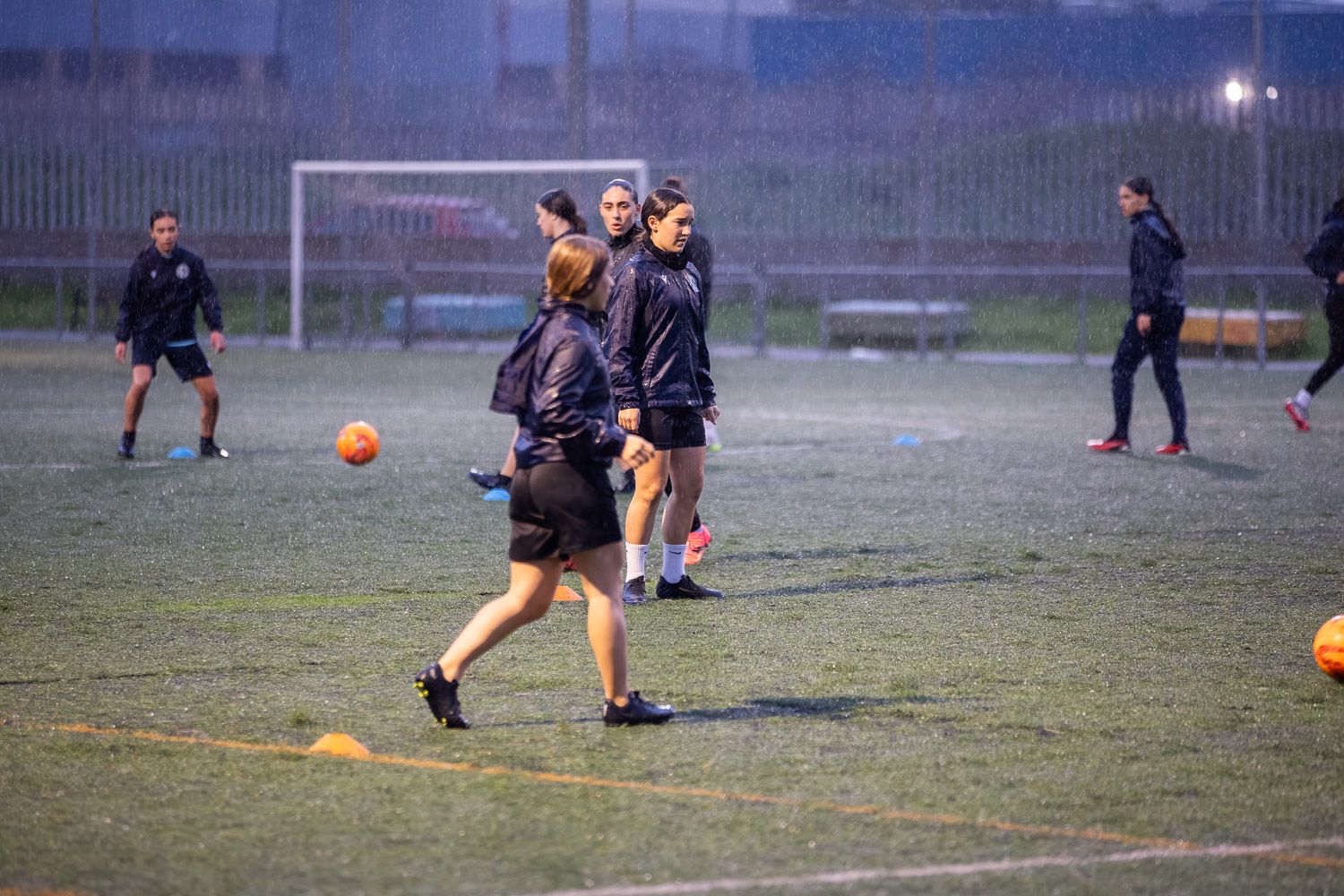 Varias mujeres jugando al fútbol en Jerez. - MANU GARCÍA