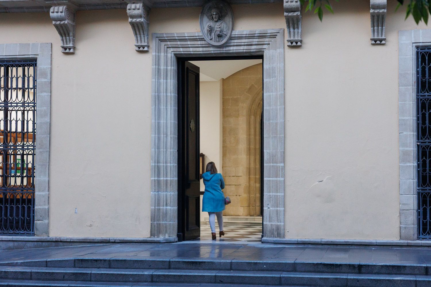 Una trabajadora municipal, entrando al Ayuntamiento. - MANU GARCÍA