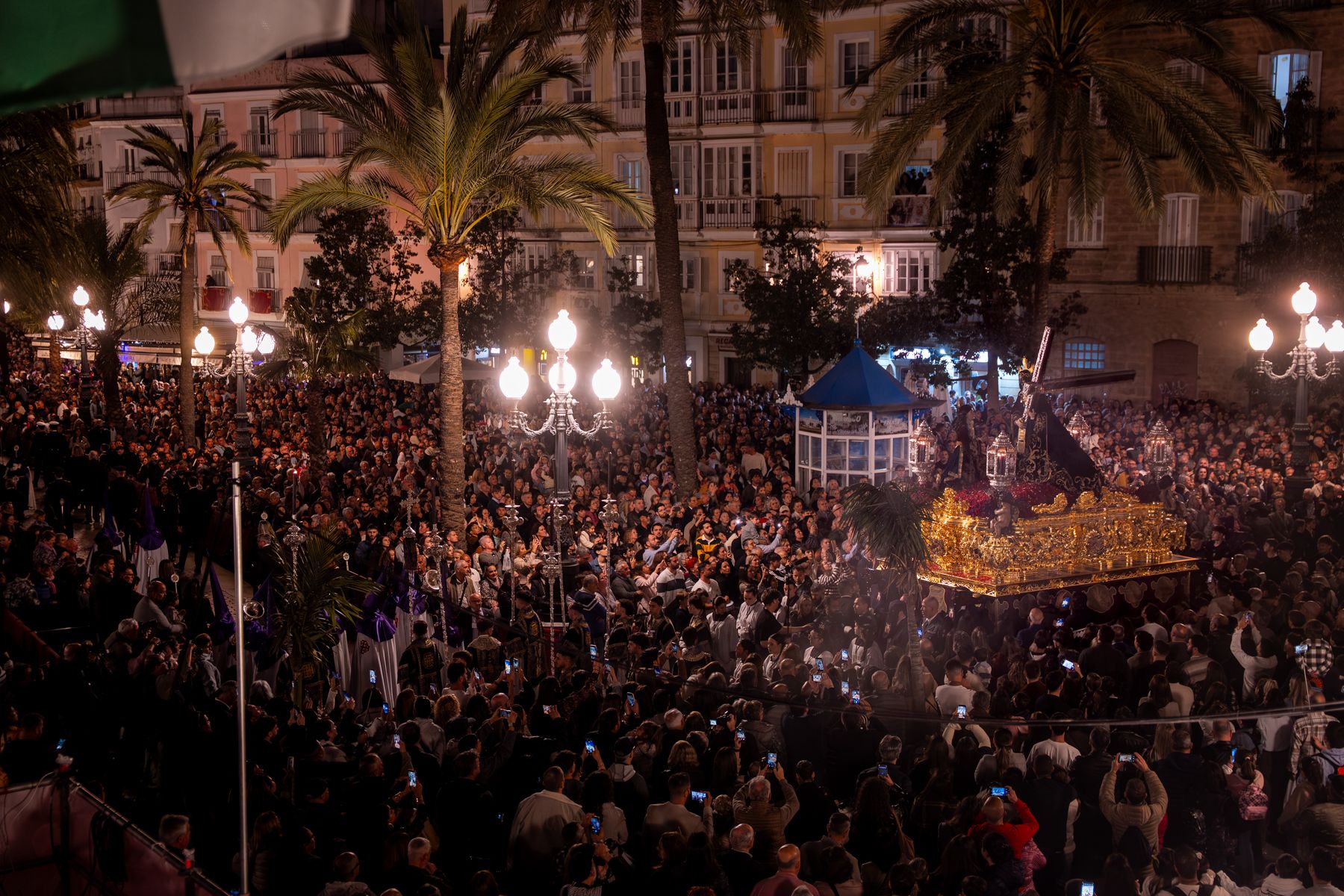 Jueves Santo en Cádiz, radiante entre cortejos y devoción que desemboca en una Madrugada primaveral