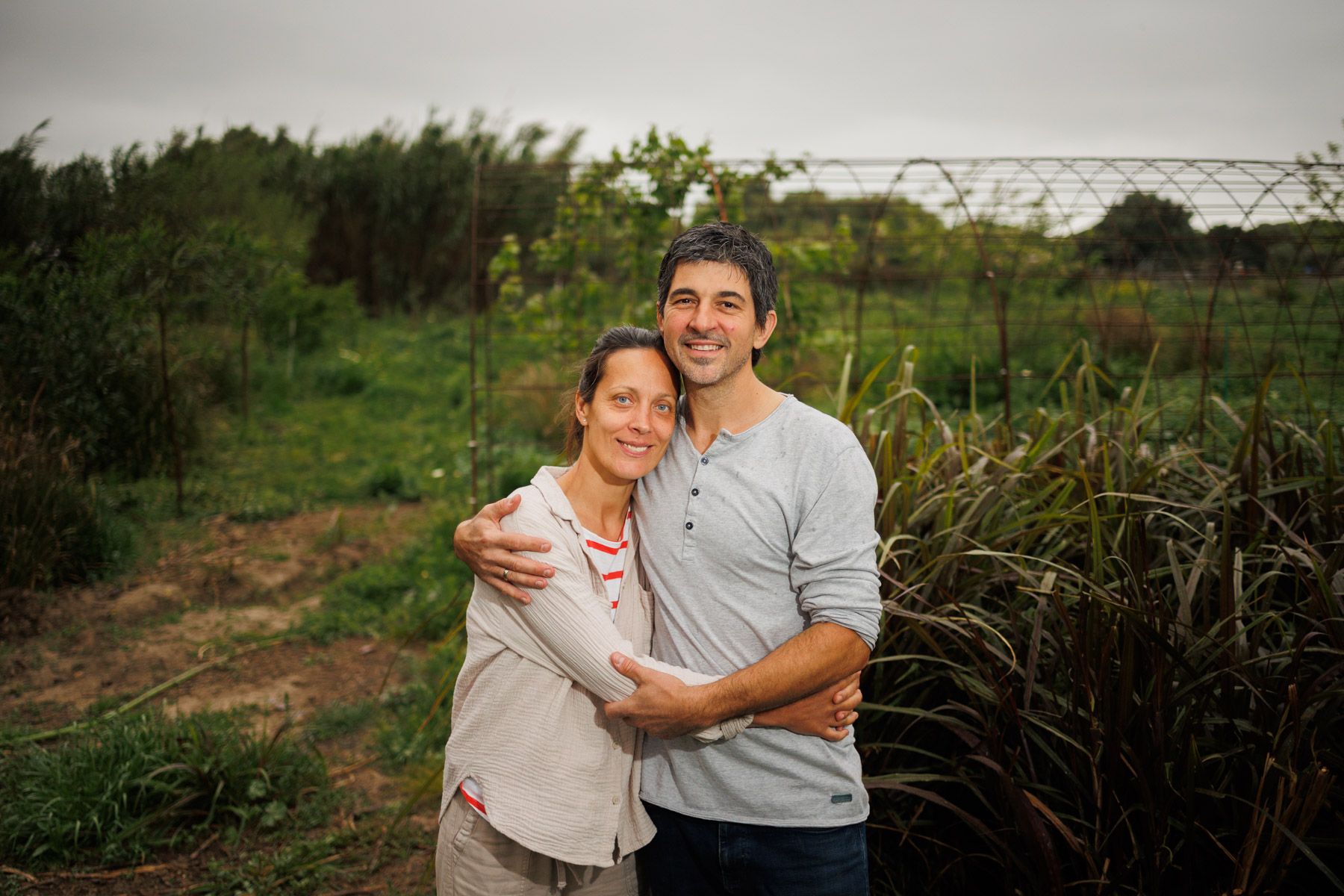 En el bosque comestible de Marko y Natasa, la familia serbia que transforma un vertedero de Puerto Real