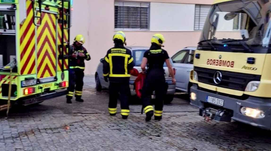 Susto de madrugada en El Puerto: un incendio calcina una vivienda y obliga a realojar a una familia