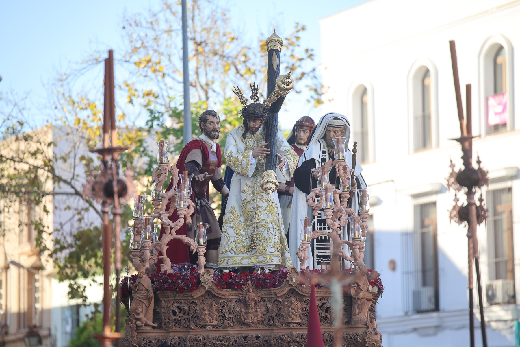 Hermandad de la Salvación recorre las calles de Jerez en un Martes Santo luminoso