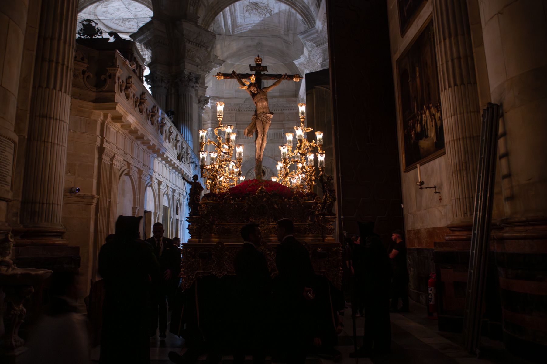 Sin viento, Cádiz respira Semana Santa en un Lunes Santo de altura