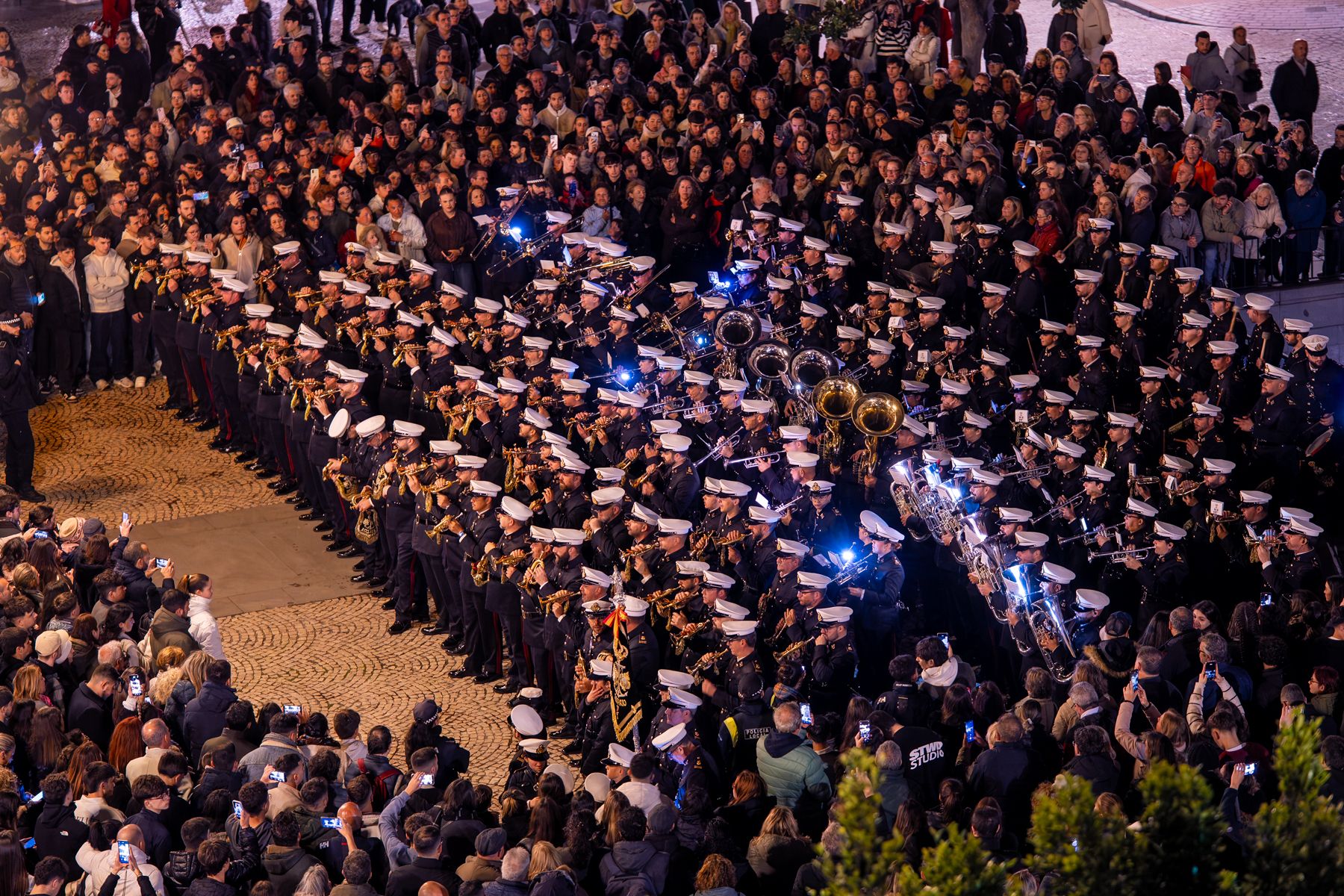 Cuaresma para los sentidos en Cádiz: así fue el pasacalles masivo de Rosario y la torrijada popular