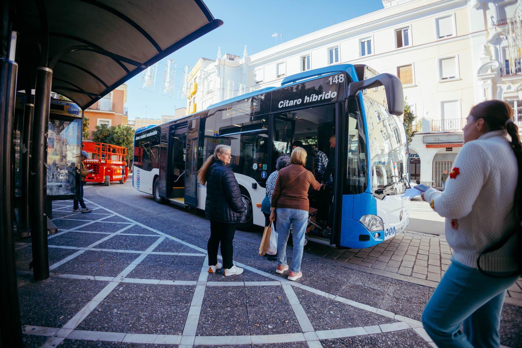 Usuarios entrando a uno de los nuevos autobuses de Jerez. - MANU GARCÍA