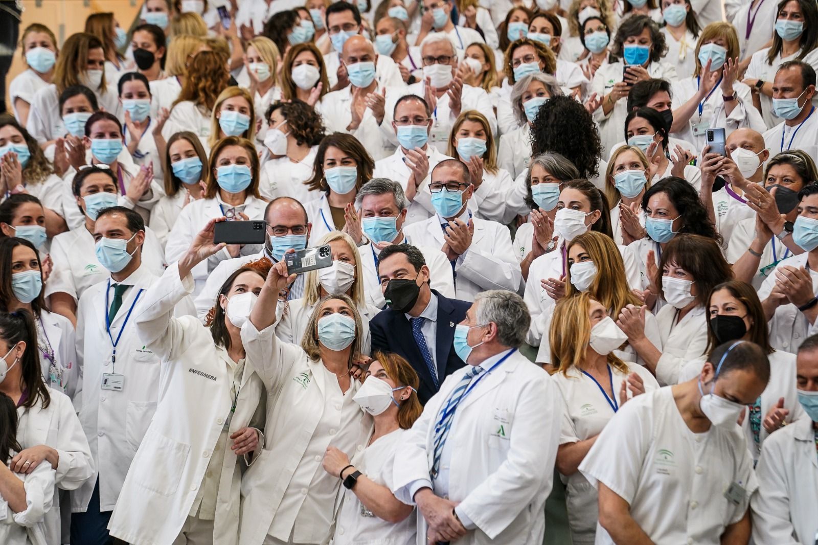 Un grupo de trabajadores sanitarios del SAS hospital de Osuna, junto a Moreno Bonilla, en una imagen de archivo. Un grupo de trabajadores sanitarios del SAS hospital de Osuna, junto a Moreno Bonilla, en una imagen de archivo.