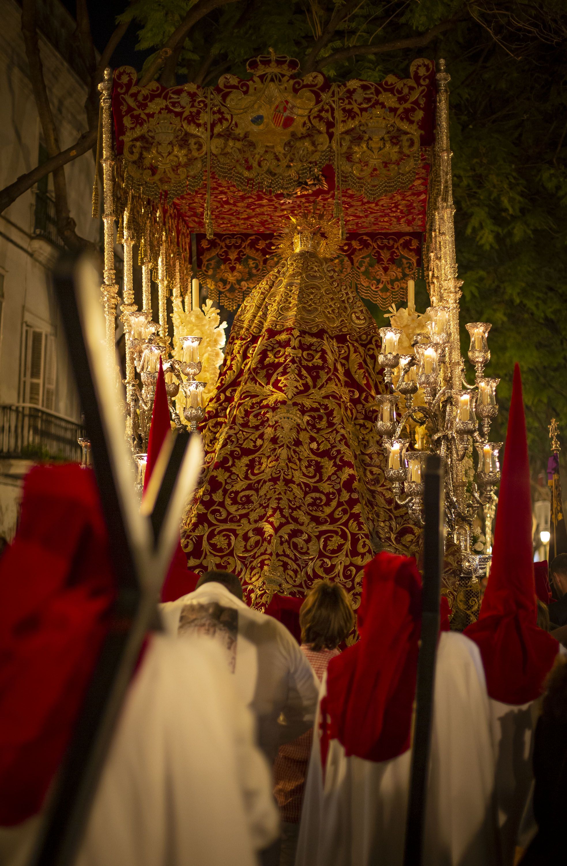  El palio del Desamparo visto desde atrás con el oro y el rojo de la armonía del conjunto.    ESTEBAN