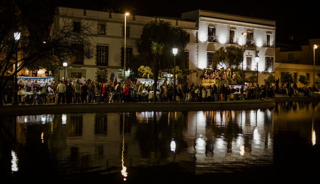 La Hermandad del Prendimiento procesionando de forma paralela al lago del Mamelón.  ESTEBAN
