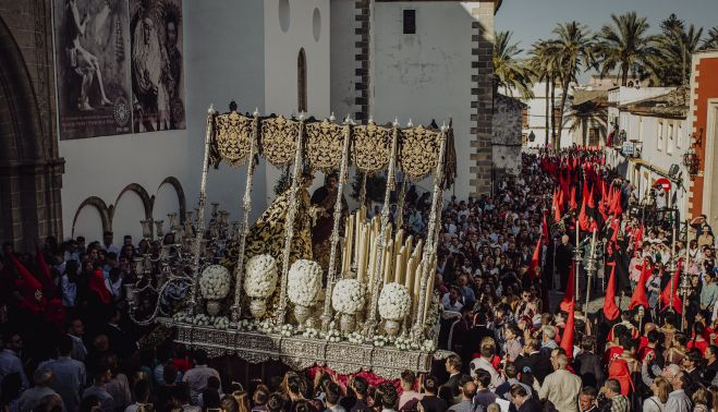 El palio dejando atrás la puerta principal de San Mateo.    ESTEBAN