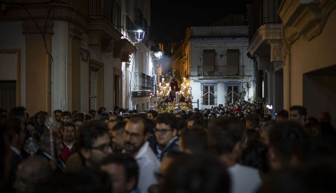 La hermandad subiendo por calle Carpintería entre la muchedumbre que se reúne en el lugar.   ESTEBAN