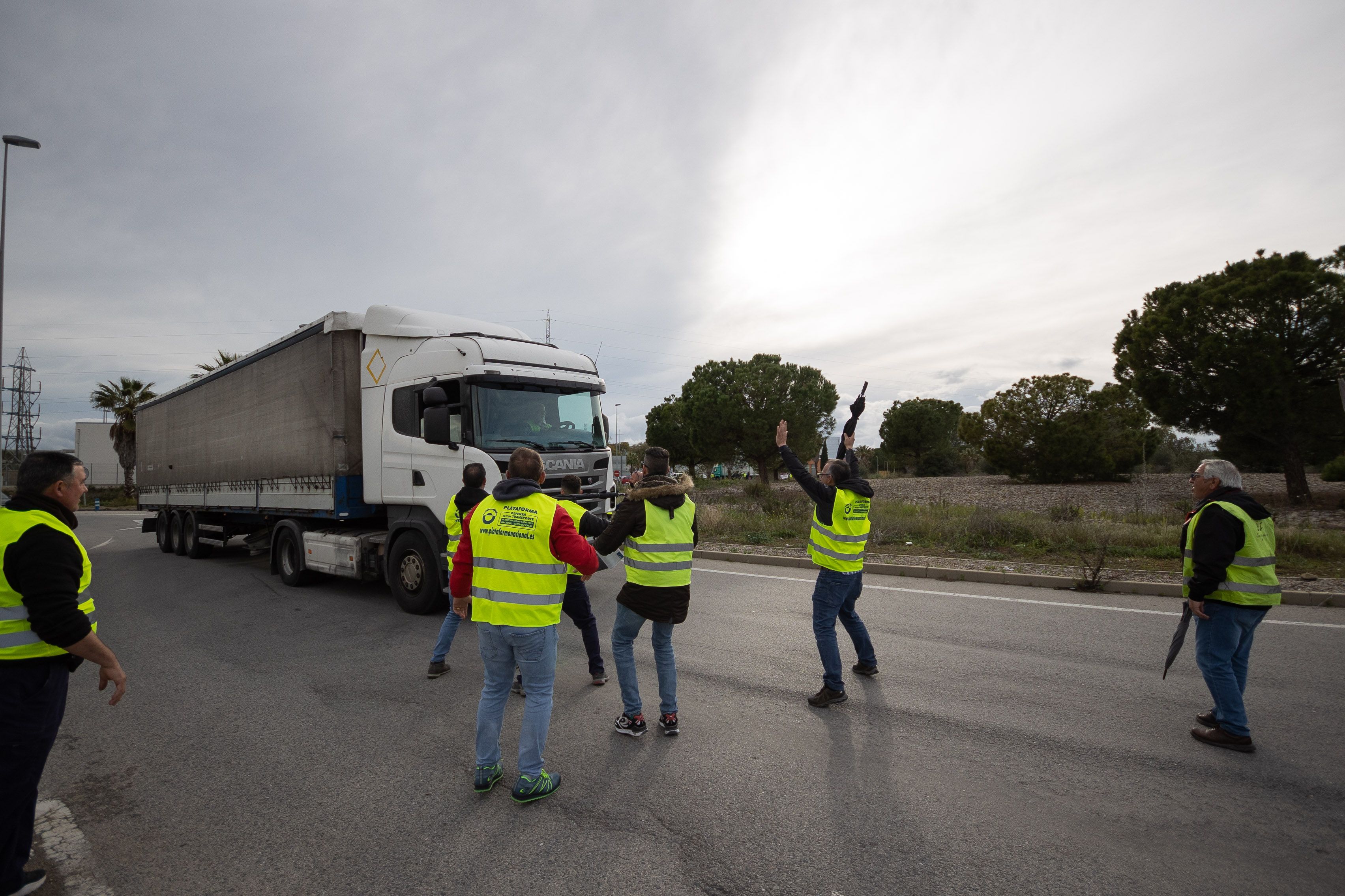 Camioneros que secundan la huelga del transporte. Camioneros que secundan la huelga del transporte.