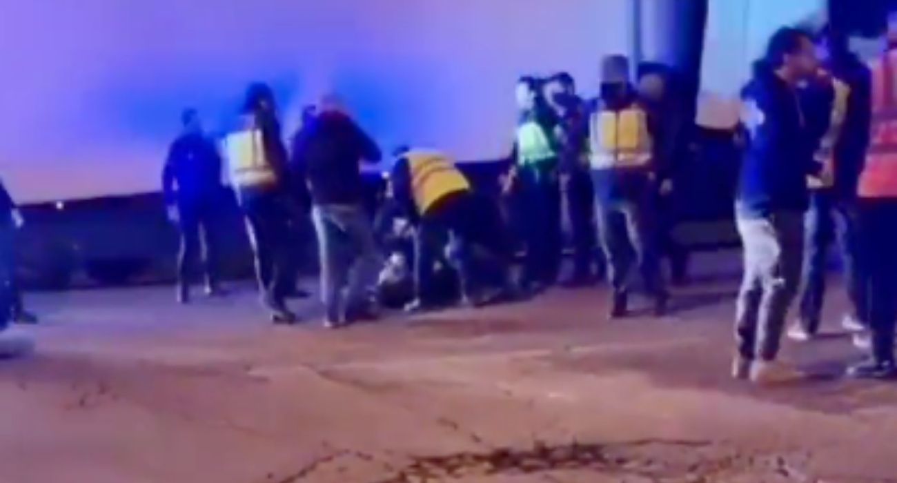El camionero herido, en el suelo atendido por varios compañeros. El camionero herido, en el suelo atendido por varios compañeros.