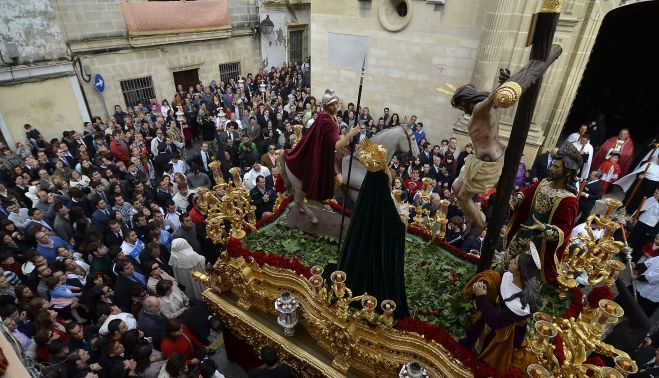 El paso de misterio saliendo de la basílica del Carmen.    ESTEBAN