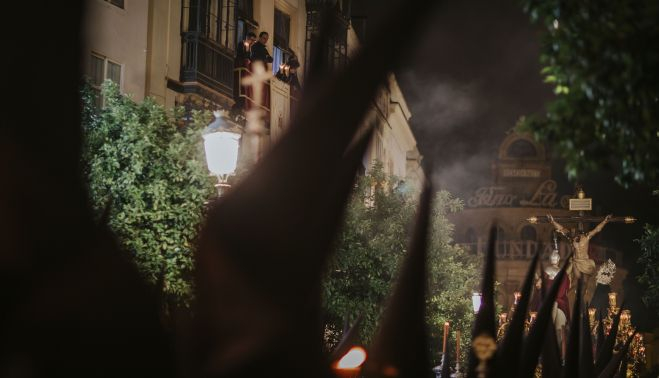  El cortejo de nazarenos por calle Larga y al fondo, el misterio de La Lanzada.   ESTEBAN