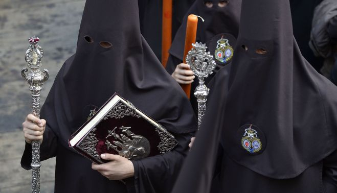 Presidencia de nazarenos del libro de reglas, una de las insignias destacadas de la hermandad.   ESTEBAN