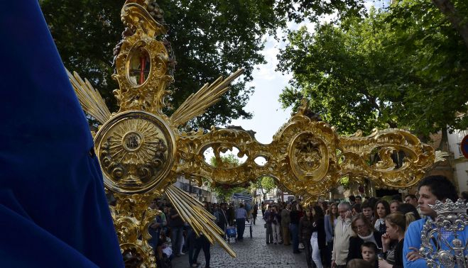 La cruz de guía de la hermandad avanzando por la calle Medina.   ESTEBAN