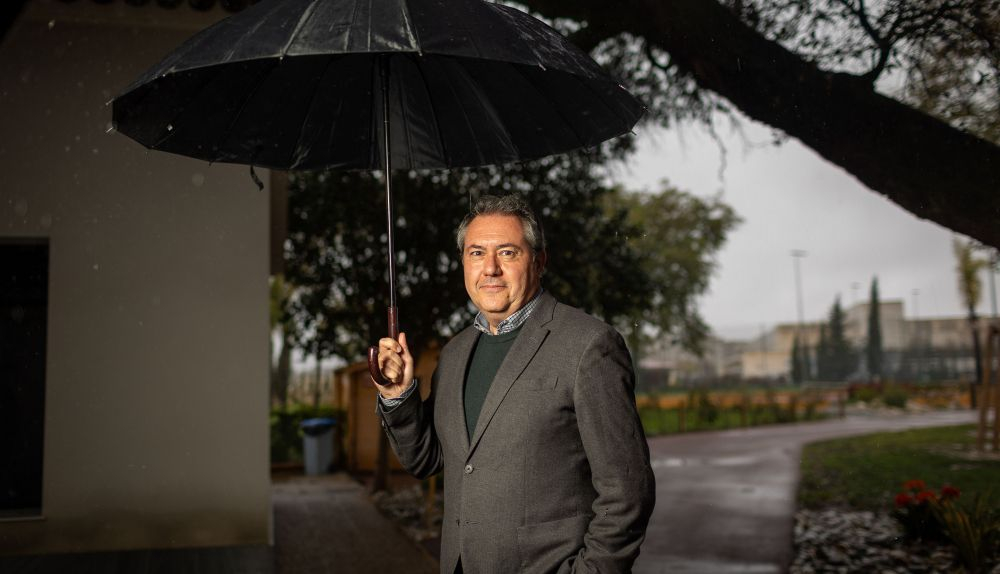 Juan Espadas, paraguas en mano, en pleno chaparrón en Jerez tras la entrevista concedida este martes a lavozdelsur.es