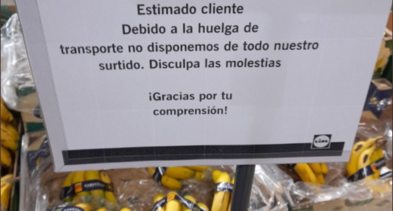 Cartel en Lidl, informando sobre la falta de algunos productos por la huelga del transporte.