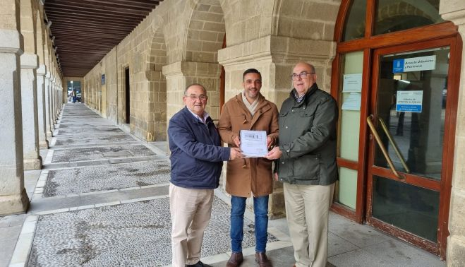 Muñoz Natera y su teniente de hermano mayor entregando el proyecto al delegado de Urbanismo.