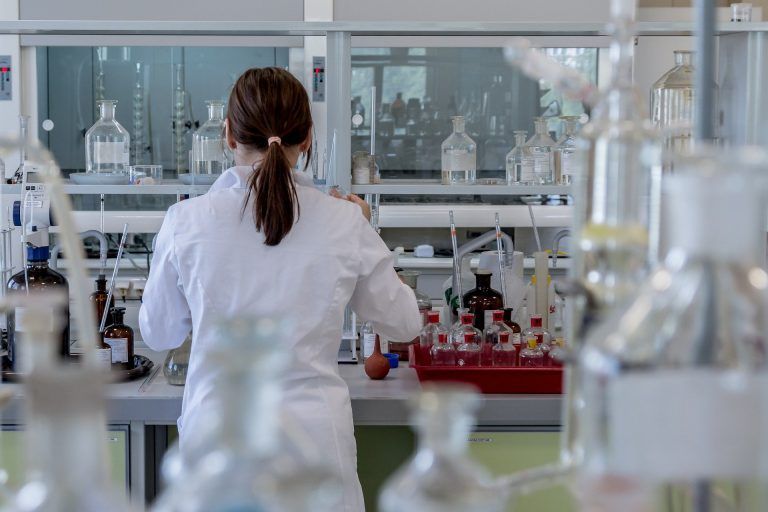 Mujer en un laboratorio en una imagen de archivo. La investigación, asignatura pendiente en España.