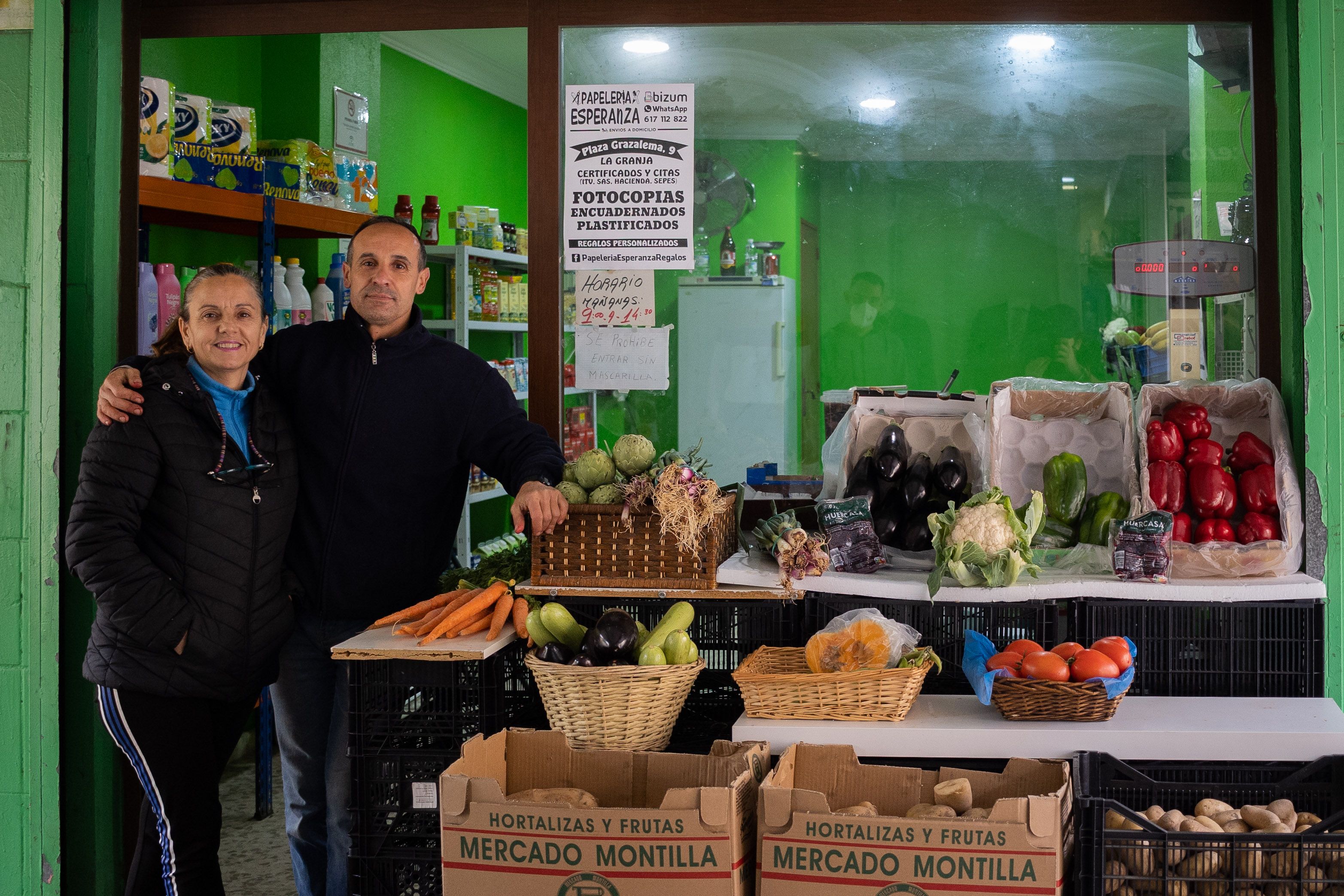 Economía de guerra en las tiendas de barrio. Dolores Pérez es dueña, junto a su marido Antonio Ríos, de la Frutería Antonio en la plaza Ronda de la populosa barriada jerezana de La Granja.