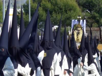 Imagen del pasado de la hermandad cuando la Virgen del Consuelo salía sola ante la cruz.