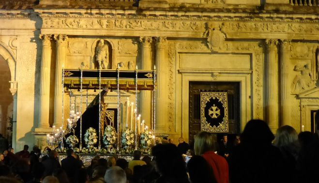 Nuestra Señora del Consuelo ya en su paso de palio, que este año estrena bordados.