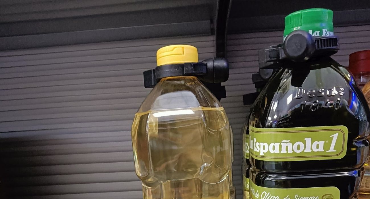Botellas de aceite de girasol, con sistema antirrobo. Botellas de aceite de girasol, con sistema antirrobo.