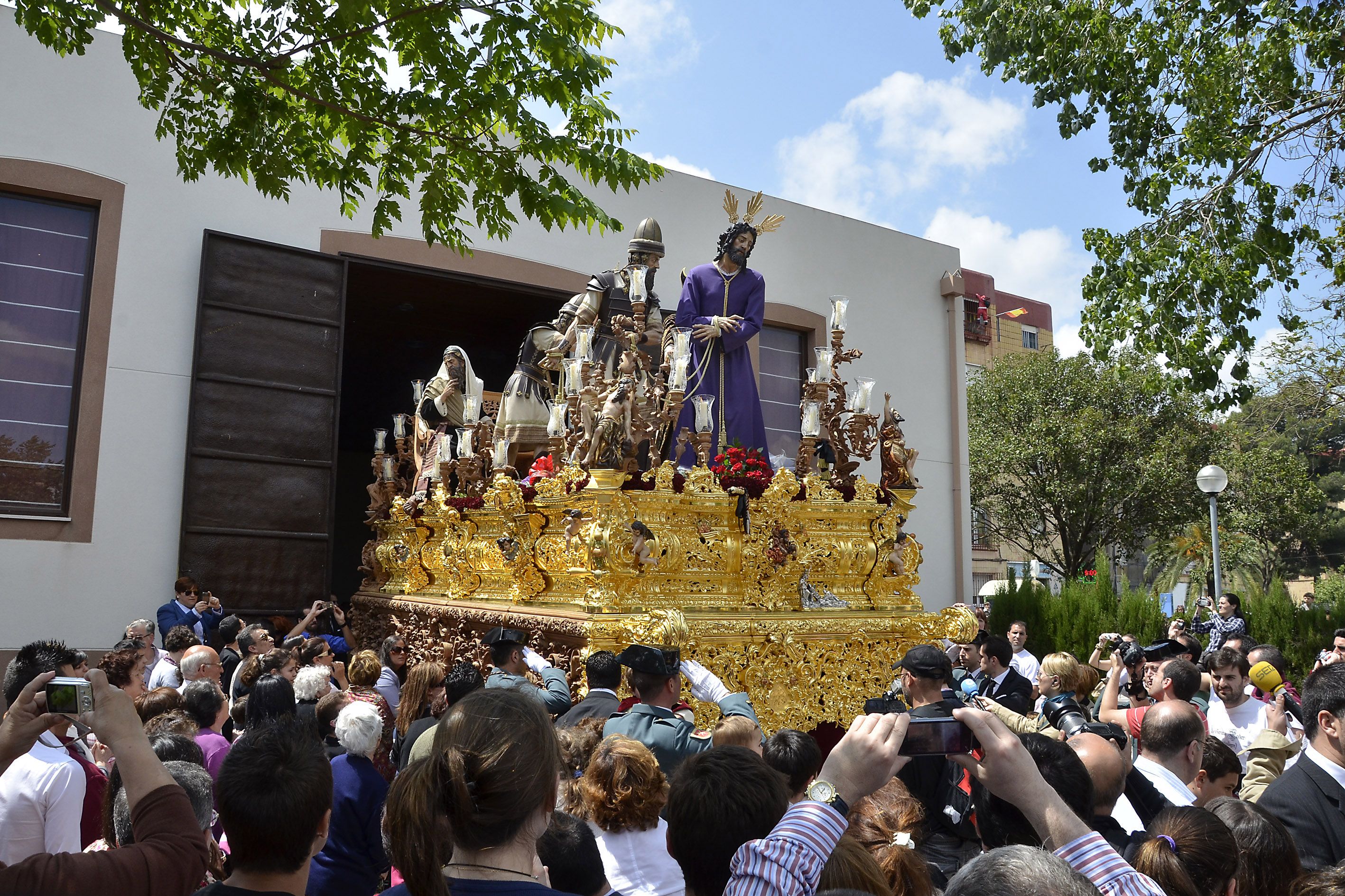 El Señor del Soberano Poder en su paso saliendo de la iglesia de La Granja.    ESTEBAN